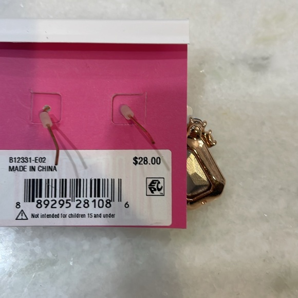 Betsey Johnson Iridescent FLOWER STONE DROP EARRINGS WHITE FLORAL NEW - Picture 2 of 3